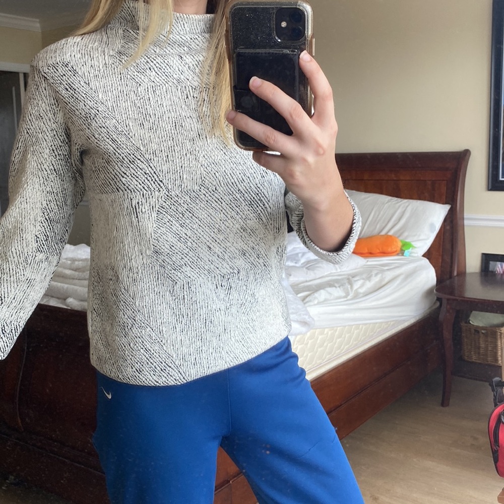 Theory Textured Turtleneck Sweater in Size S